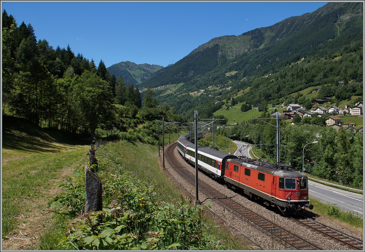 Die SBB Re 4/4 II 11333 fährt mit ihrem IR 2421 von Zürich nach Locarno kurz vor Rodi Fiesso südwärts. 
24. Juni 2015