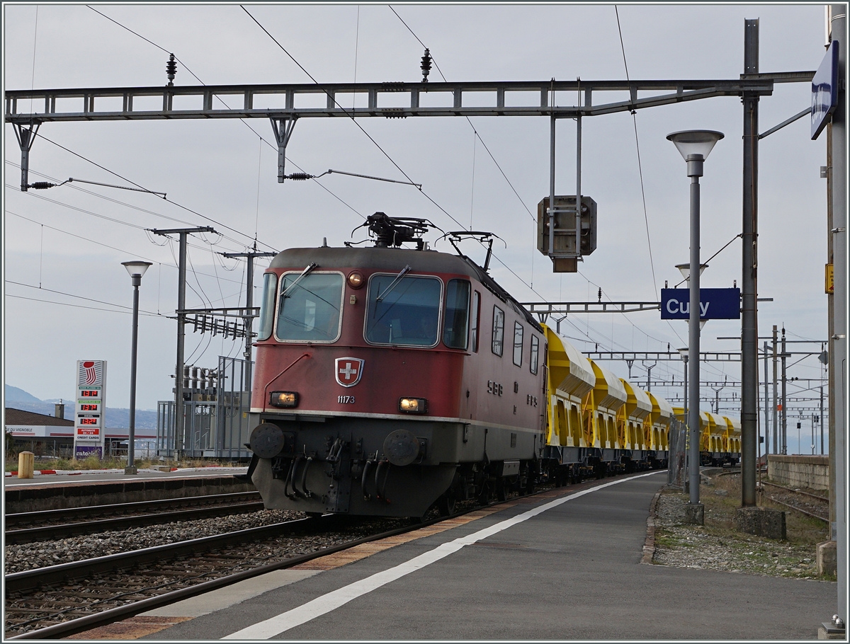 Die SBB Re 4/4 II 11173 fährt mit einem Güterzug in Cully durch.
22. Feb. 2016