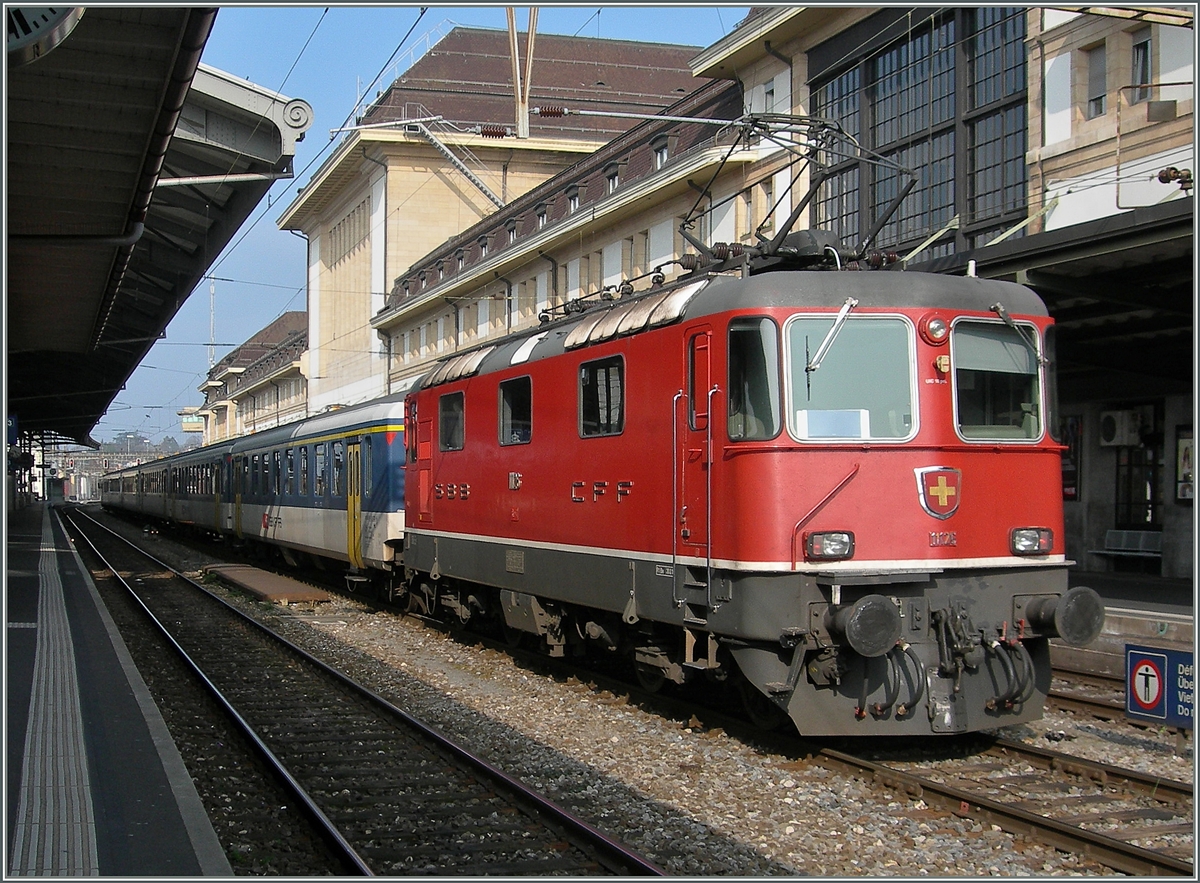 Die SBB Re 4/4 II 11126 steht mit dem Disop-Zug auf Gleis zwei in Lausanne.
22. März 2016