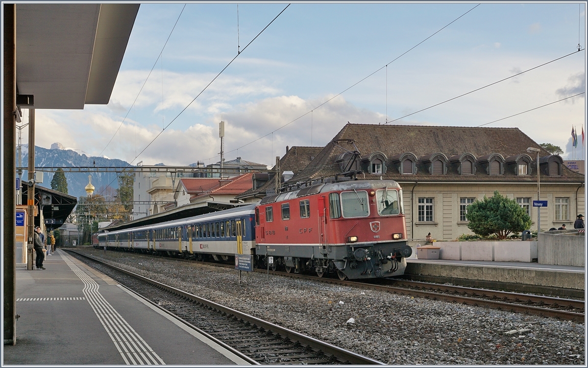 Die SBB Re 4/4 II 11193 (und am Zugschluss eine weitere Re 4/4 II) mit dem Dispo-Zug in einem IR90 Umlauf beim Halt in Vevey.

23. Nov. 2019