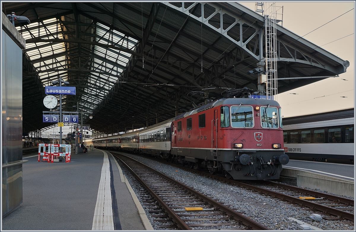 Die SBB Re 4/4 II 11157 wartet mit einem HVZ IR 90 in Lausanne auf die Weiterfahrt. 

29. Aug. 2018