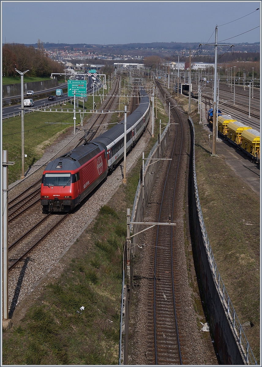 Die SBB Re 460 033-6 im einen IR90 nach Genève bei Lonay-Préveranges.

2. April 2019