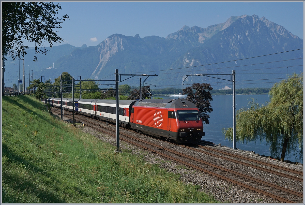 Die  SBB Re 460 062-0 mit einem IR nach Genève Aéroport und im Hintergrund leider halb verdeckt und klein, ein Dampfschiff bei Villeneuve. 
3. August 2018