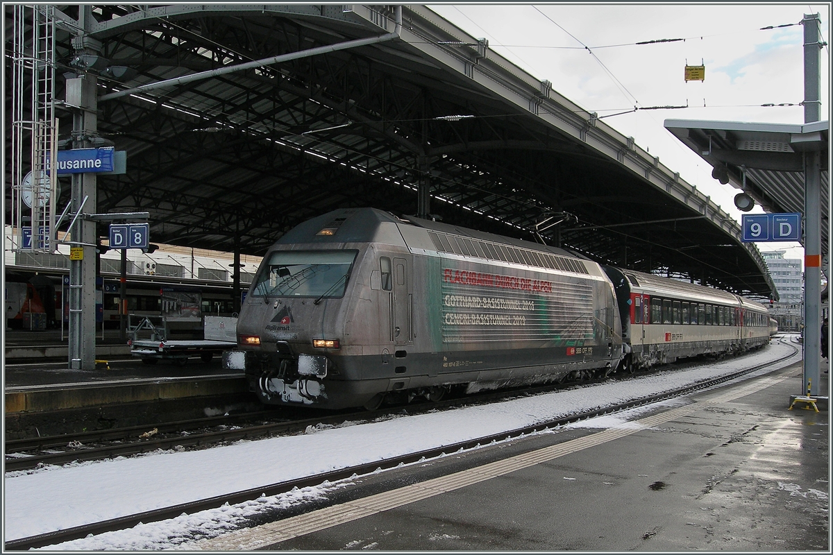 Die SBB Re 460 107-6 wirbt für die  Flachlandbahn Gotthard . 
Lausanne,den 16. Jan. 2016