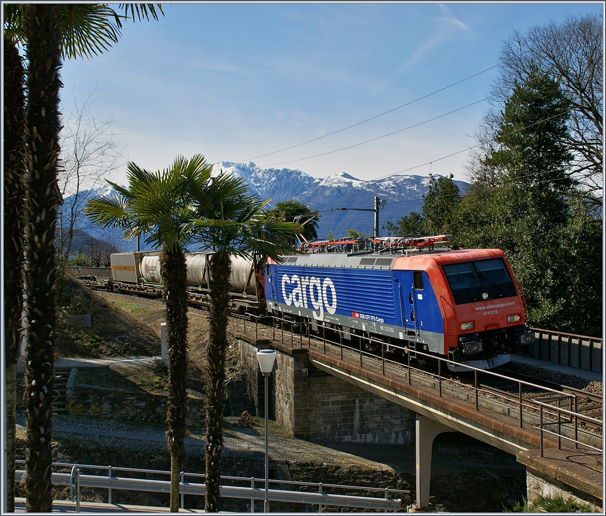 Die SBB Re 474 015 mit einem Güterzug Riczhtung Bellinzona bei Magadino.
21. März 2013 