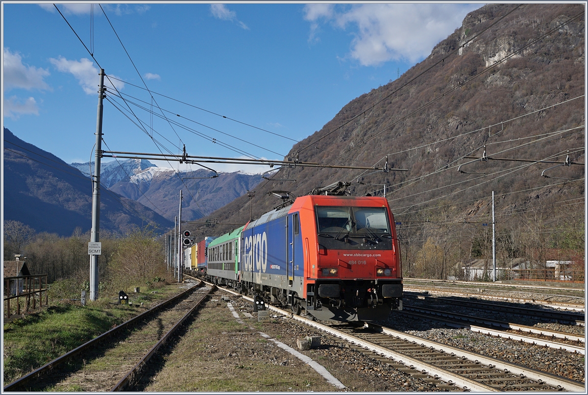 Die SBB Re 484 016 erreicht mit einer RoLa nach Novara den Bahnhof von Premosello Chiavenda.
4. Dez. 2018