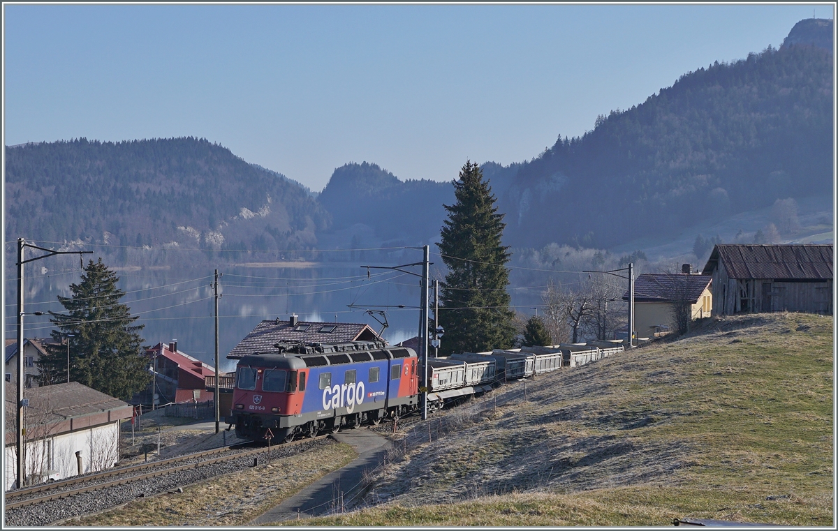 Die SBB Re 6/6 11610 (Re 620 010-9)  Spreitenbach ist bei Les Charbonnières mit dem aus Fans-u Wagen bestehenden Güterzug 69701 von Lausanne-Triage nach Le Brassus unterwegs. 

24. März 2022