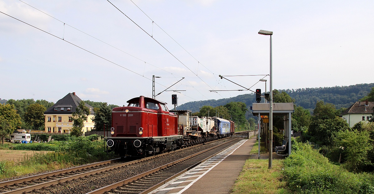 Die schicke altrote V100 2091 (92 80 1212 209-1 D-VEB) hat hier einen Kübler Tragschnabelwagen der Gattung Uaai831 (86 80 9960 414-3 D-NeSA) einen Begleitwagen Gattung Dienst ümh 472 (5580 99-46 002-1 D-NeSA) und dem gedeckten Güterwagen der NeSA(27 80 1501 015-2 D-NeSA, Gbs255) am Haken und ist hier auf dem Weg nach Brohl. Andernach-Namedy 13.09.2021