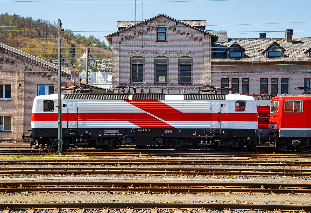 Die sch�ne  “Wei�e Lady” 143 822-5, alias 243 822-4 (91 80 6143 822-5 D-EBS der EBS Erfurter Bahnservice GmbH, ex RBH 139, ex DB 143 822-5. ex DR 243 822-4, ist am 27.04.2021 vor der ehemaligen Lokleitung in Siegen beim Hbf Siegen abgestellt.

Die Lok wurde 1988 bei LEW (VEB Lokomotivbau Elektrotechnische Werke Hans Beimler Hennigsdorf) unter der Fabriknummer 20272 gebaut und als DR 243 822-4 an die Deutsche Reichsbahn geliefert, 1992 erfolgte die Umzeichnung in DR 143 822-5 und 1994 in DB 143 822-5. Im Jahr 2016 ging sie an die DB Cargo Tochter RBH Logistics GmbH (Gladbeck) als RBH 139 (91 80 6143 822-5 D-RBH) und 2018 wurde sie an die EBS Erfurter Bahnservice GmbH verkauft. Bei der EBS bekam sie den neuen Anstrich, angelehnt an den der Prototyp 212 001-2  Wei�e Lady  (sp�ter DR 243 001-5, heutige143 001-6).