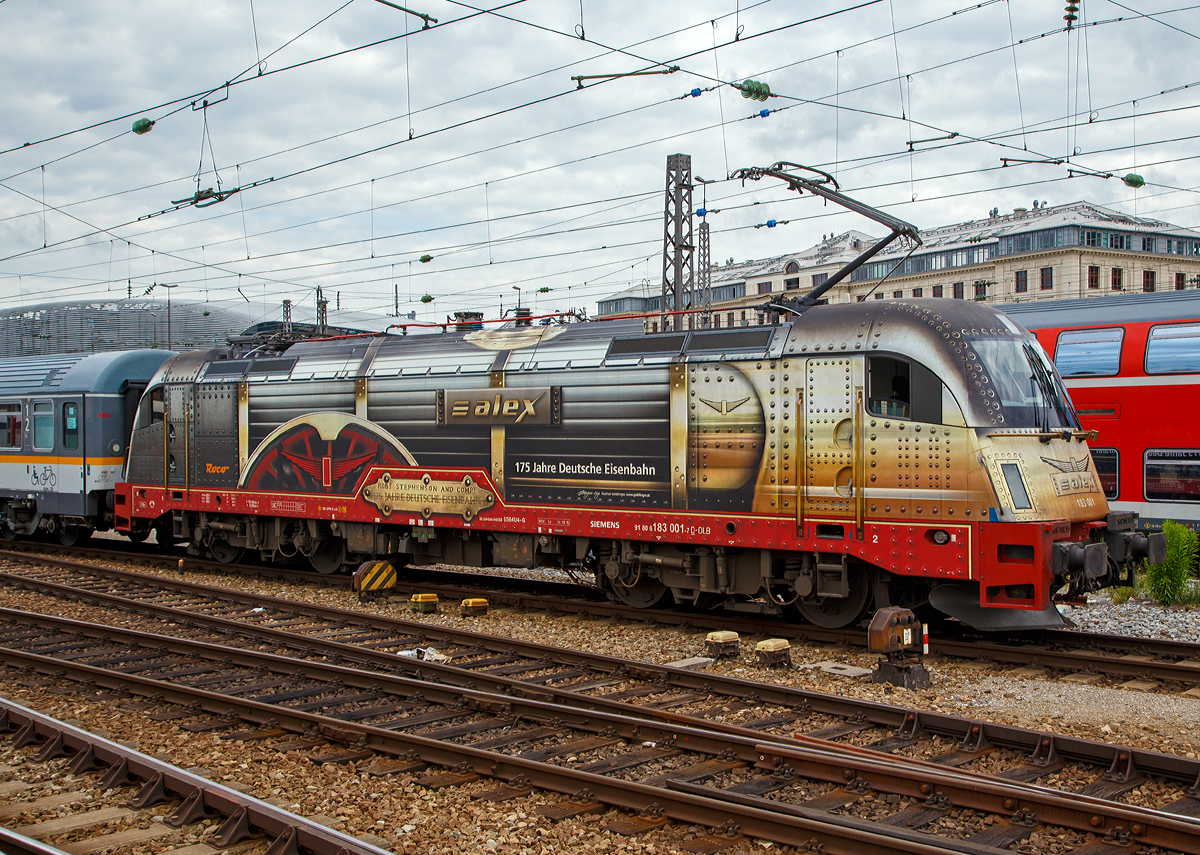 Die schöne ALEX Lok 183 001-7  (91 80 6183 001-7 D-DLB)  175 Jahre Deutsche Eisenbahn  schiebt am 06.06.2019 einen ALEX-Zug aus den Hbf München. Das Design ist von der Österreicherin Gudrun Geiblinger und angelehnt an die Lokomotive  Adler  

Die Siemens ES64U4 (Taurus III) wurde 2007 von Siemens in München unter der Fabriknummer 21130 gebaut. Eigentümer ist HANNOVER LEASING GmbH & Co. KG in Pullach und der Fahrzeugnutzer (Mieter) Die Länderbahn GmbH (DLB).


Die Elektrolokomotiven der Baureihe BR 183 (Siemens ES64U4 bei der ÖBB auch Taurus III genannt), sind Mehrsystem-Drehstrom-Universallokomotiven, die auf der Technik der Siemens-EuroSprinter-Typenfamilie basieren. Seit 2006 werden die Loks im grenzüberschreitenden Planverkehr eingesetzt. Die ÖBB besitzen derzeit 50 Lokomotiven, davon hält die letzte mit 357 km/h den Geschwindigkeits-Weltrekord für konventionelle Elektrolokomotiven.


Das Rollout der ersten Lok war am 31. März 2005 im Siemens-Werk München-Allach. Die Lok entspricht im elektrischen und elektronischen Teil zwar weitgehend der Siemens ES64F4, sieht von außen jedoch weitgehend wie eine ES64U2 (ÖBB 1116 / DB 182) aus. 

Die Detailänderungen sind:
Der Wagenkasten ist um 300 mm länger;
vier konventionelle Türen, statt zwei und Notausstiege;
Verkleidung der Dachaufbauten;
gegenüber der 1116 abgesenkter Dachmittelteil, um das Lichtraumprofil nach UIC 505 einzuhalten;
LED-Beleuchtung wie bei BR 189/ES64F4;
Griffstange für den Rangierer bis zu den Ecken gezogen und
das vom Vorgänger ES64U2 bekannte Anfahrgeräusch mit dorischer Tonleiter ist entfallen.

Um Masse zu sparen, wurde der Haupttransformator 2,5 Tonnen leichter ausgeführt. Deshalb ist die maximale Leistung der Lok etwas kleiner als die der Vorgängerbaureihe: Dauerleistung 6 MW, Stundenleistung 6,4 MW.
Diese, wie auch die Schwestern (183 003–183 005), führ den ALEX-Verkehr beschafften  fünf Lokomotiven haben zwar den Kasten der ES64U4, sind aber reine Wechselstromloks für 15 kV/16,7 Hz und 25 kV/50 Hz sind. Die offizielle Bezeichnung der Loks lautet ES64U4-G und ist für Deutschland und Österreich zugelassen.



TECHNISCHE DATEN: 
Spurweite:  1.435 mm
Achsanordnung:  Bo`Bo`
Länge über Puffer: 19.580 mm
Drehzapfenabstand: 9.900 mm
Drehgestellachsstand: 3.000 mm
Laufdurchmesser (neu): 1.150 mm
kleinster befahrbarer Krümmungsradius: 90m
Dienstgewicht: 87 t
Dauerleistung:  6.000 kW
Anfahrzugkraft 300 kN
max. elektrische Bremskraft:  150 kN (15t)
Oberspannungen/Frequenz: 15 kV / 16 2/3Hz und 25 kV 50 Hz
Höchstgeschwindigkeit:230 km/h
Bauart der Bremsen:  KE-GPR-E mZ (D) (ep)
Antrieb:  Kardan-Gummiringfederantrieb
elektr. Antrieb:  4 Stück Drehstrom- Asynchron