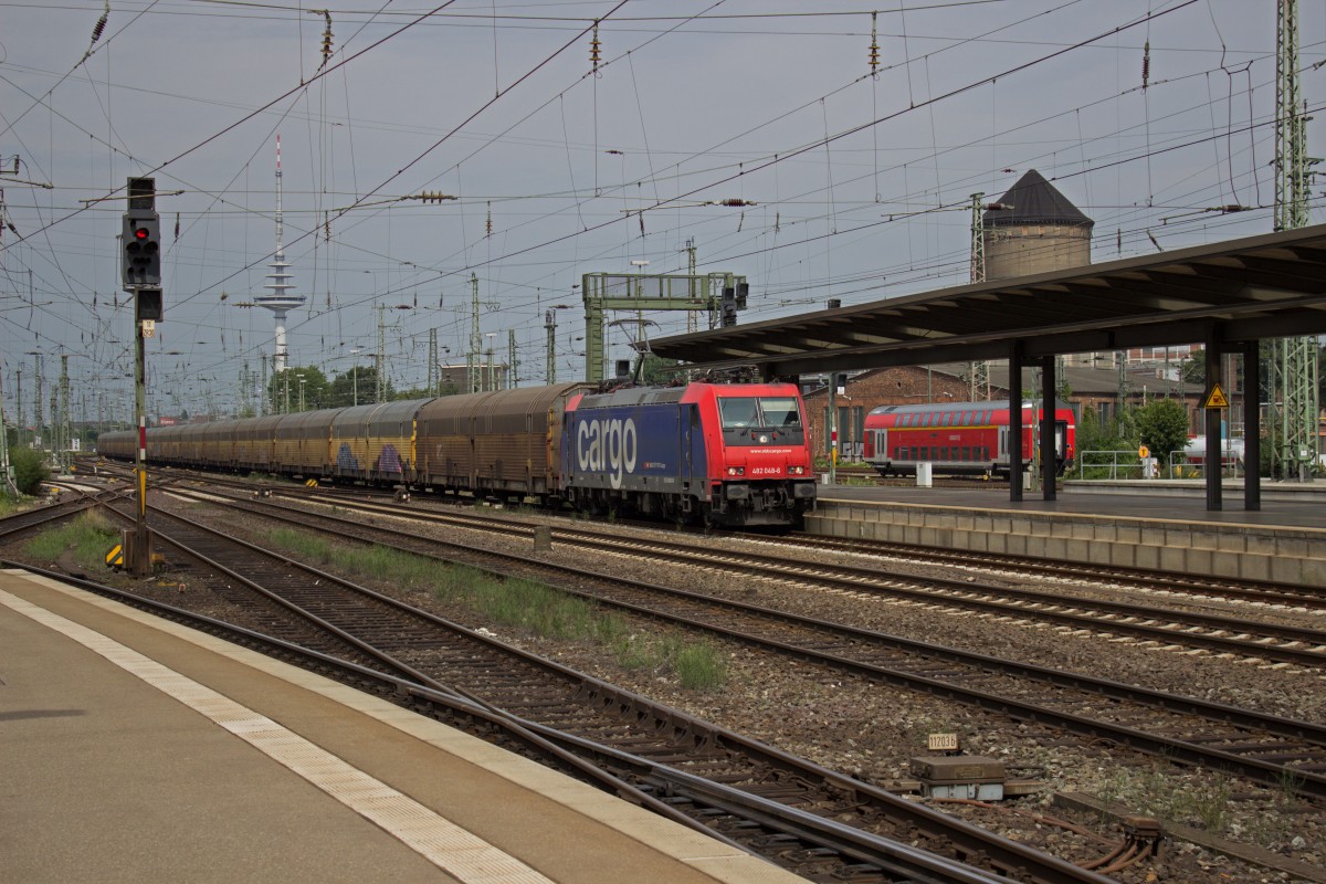 Die Schweizer 482 048, die über Railpool derzeit an TX Logistics vermietet ist durchfährt mit einem Autologistikzug den Bremer Hauptbahnhof ausnahmsweise nicht auf einem der Gütergleise sondern auf dem Bahnsteiggleis der Gegenrichtung.