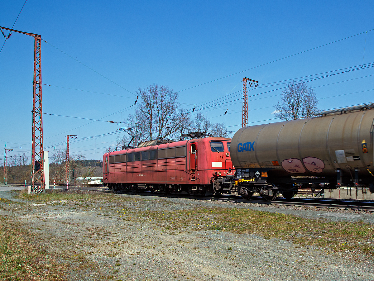 Die den schweren gemischten Güterzug der DB Cargo 185 035-3 nachschiebende an die DB Cargo AG vermietete Railpool 151 086-6 (91 80 6151 086-6D-Rpool) am 28.04.2021 durch Rudersdorf (Kr. Siegen) über die Dillstrecke (KBS 445) in Richtung Dillenburg. 

Ein Nachschiebetriebfahrzeug wird es dann geführt, wenn die Belastung des Zughakens des ziehenden Triebfahrzeuges nicht ausreicht. Dann schiebt eine zweite Lokomotive den Güterzug zusätzlich an. Dieser Einsatz erfordert einen Triebfahrzeugführer auf jeder Lok.

Die Lok wurde 1975 von Krupp unter der Fabriknummer 5336 gebaut und an die Deutsche Bundesbahn geliefert. Bis 31.12.2016 gehörte sie zur DB Cargo AG. Zum 01.01.2017 wurden je 100 sechsachsige elektrische Altbau-Lokomotiven der Baureihen 151 und 155 an ein Konsortium aus dem Lokvermieter Railpool verkauft. Die DB Cargo mietet daraufhin 100 Loks von Railpool wieder an. Die anderen Maschinen werden dem freien Markt angeboten.