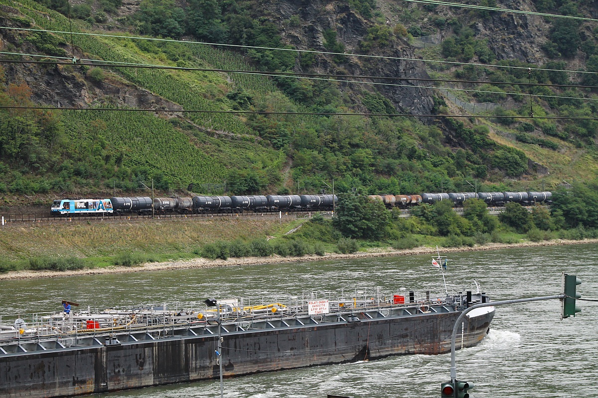 Die sehr schicke Railpool Werbelok 186 110-3 fährt hier mit einem Öler den Rhein bei genauer gesagt gegenüber von Oberwesel entlang. 13.09.2013