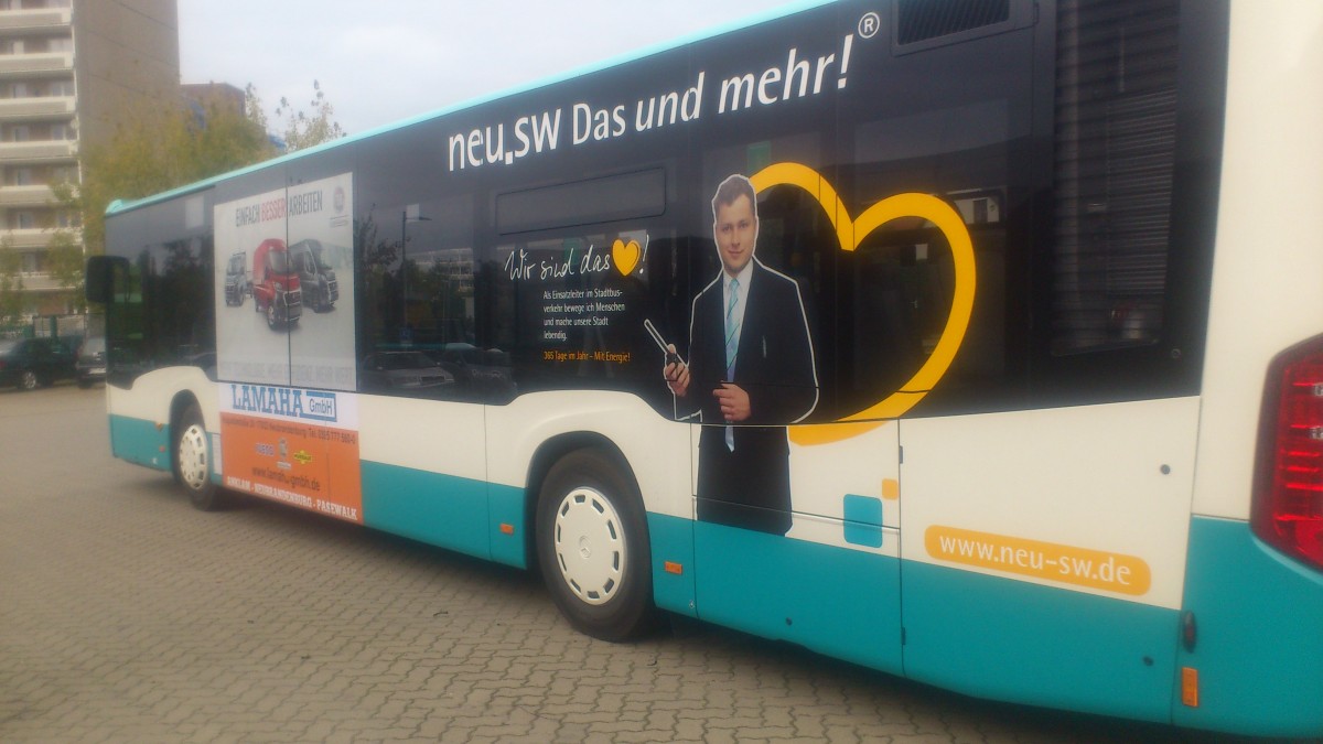 ......die Seitenansicht des Citaro mit einem Mitarbeiter der Stadtwerke die auf beide Busse zu sehen ist 
