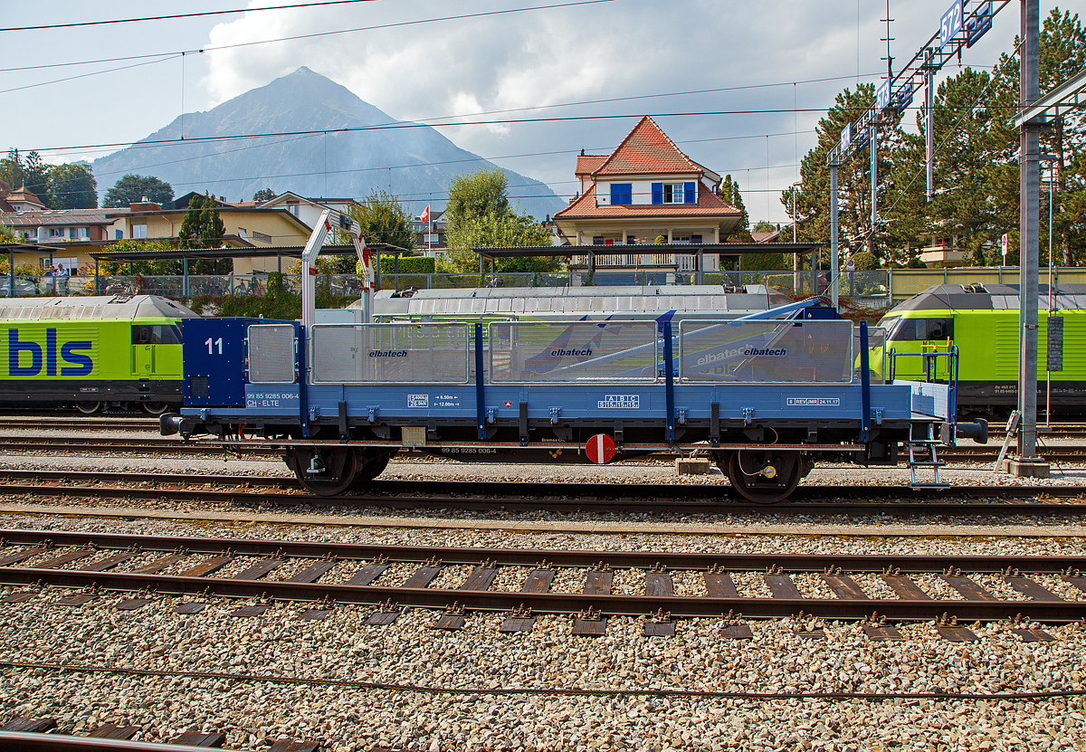 Die selbstfahrenden Hubarbeitsbühnen XTm 99 85 9285 006-4 CH-ELTE der elbatech AG, abgestellt am 09.09.2021 im Bahnhof Spiez.

Die selbstfahrenden Hubarbeitsbühnen XTm verfügen über einen dieselhydraulischen Antrieb und basieren auf totalrevidierten Maschinen der SBB (7m Bühnen). Es steht ein großer Arbeitskorb mit einer Reichweite von 7m zur Verfügung. Die XTm sind eine ideale Ergänzung einer Montagekomposition bestehend aus VTms und Containerwagen damit eine zusätzliche Equipe unabhängig und effizient arbeiten kann.

Technische Daten:
Spurweite: 1.435 mm (Normalspur)
Achsfolge: B
Länge über Puffer: 12.000 mm
Achsabstand: 6.500 mm
Eigengewicht: 15.400 kg
Max. Ladegewicht: 15,0 t (ab Streckenklasse C)
Höchstgeschwindigkeit: geschleppt: 100 km/h, die Eigenfahrt Geschwindigkeit ist mir unbekannt, wir aber wohl langsam sein.