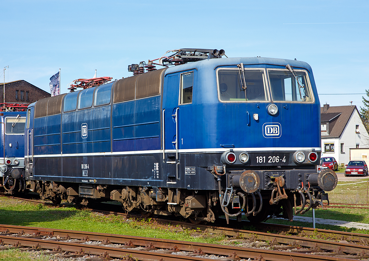Die Serien-Zweisystemlokomotive 181 206-4 (91 80 6181 206-4 D-DB), am 25.03.2017 im DB Museum Koblenz.

Die Lok wurde 1974 bei Krupp unter der Fabriknummer 5272 gebaut, elektrische Teil bei AEG unter der Fabriknummer 8843. Sie hat die Zulassung für Deutschland / Frankreich / Luxemburg.  

Die DB-Baureihe 181.2  sind Zweisystemlokomotiven (15 kV 16,7 Hz und 25 kV 50 Hz Wechselstromsystem) für den grenzüberschreitenden Verkehr mit Luxemburg und Frankreich, von denen 1974 und 1975 insgesamt 25 Stück gebaut wurden. Ihre Entwicklung basiert auf den vier Vorserienloks E 310 001 bis 004 die von der Deutschen Bundesbahn ab 1966 speziell für den grenzüberschreitenden Verkehr nach Frankreich und Luxemburg beschafft wurden. Nach 1968 wurden diese vier Prototypen im Baureihenschema der DB wegen technischer Unterschiede als Baureihe 181.0 und 181.1 eingereiht. Sie waren eine Weiterentwicklung der E 320 (BR 182).

Der markanteste äußere Unterschied zu den Vorserienloks besteht in den drei abnehmbaren Maschinenraumhauben, wobei die Lüftergitter zur Dachkante hochgezogen wurden. Durch die höheren Lüfter wurde es ermöglicht, dass die Luft nicht mehr durch den Maschinenraum, sondern direkt zu den Fahrmotoren geleitet werden konnte. Die Fahrmotoren waren indes vom gleichen Grundtyp, mit identischer Dauerleistung. Die Höchstgeschwindigkeit wurde mit einer höheren zulässigen Drehzahl der Elektromotoren von 150 km/h auf 160 km/h gesteigert.

Die Loks haben die Achsfolge Bo'Bo', somit besitzen sie zwei Drehgestelle mit insgesamt vier Fahrmotoren (6 polige Reihenschluß-Mischstrommotoren) und vier einzeln angetriebenen Achsen. Die Kraftübertragung erfolgt mittels SIEMENS Gummiring-Kardanantrieb. Bei den Serienlokomotiven konnte die Firma Krupp auf Erfahrungen mit der DB-Baureihe 151 zurückgreifen, von der man die Lemniskatenlenker übernahm. 

Die Loks sind mehrfachtraktions- und wendezugfähig, jedoch nicht mit den vorhandenen Steuerwagen einsetzbar. Grund dafür ist die bei den Steuerwagen fehlende Technik für die anderen Stromsysteme. Dies führt dazu, dass das Steuerkabel an zwei Polen nicht passt und somit einen Wendezugbetrieb unmöglich macht.

Unter Berücksichtigung der tiefer hängenden Oberleitung in Frankreich entschied man sich für einen Lokkasten mit niedriger Bauhöhe. Eine Besonderheit ist die asymmetrische Ausrüstung mit Fenstern und Lüftungsgittern. Eine Seite weist sieben Gitter auf, während bei der anderen statt der drei mittleren die gleiche Anzahl an Fenstern eingebaut wurde. 

TECHNISCHE DATEN der BR 181.2:
Spurweite: 1.435 mm
Achsformel:  Bo’Bo’
Dienstgewicht:  84,0 t
Länge über Puffer:  17.940 mm
Drehzapfenabstand: 9.000 mm
Höhe:   3.612 mm
Höchstgeschwindigkeit:  160 km/h
Stromsystem:  15 kV 16 2/3 Hz~ und 25 kV 50 Hz~
Anzahl Fahrmotoren:  4
Fahrstufenschalter:  Stufenlose Zugkraftsteuerung über Thyristor-Stromrichter mit Phasenanschnittsteuerung sowie 5-stufiges Nocken-Feinschaltwerk für Feldschwächung
Antrieb:  Gummiring Kardanantrieb 
Dauerleistung:   3.300 kW
Anfahrzugkraft: 277 kN
