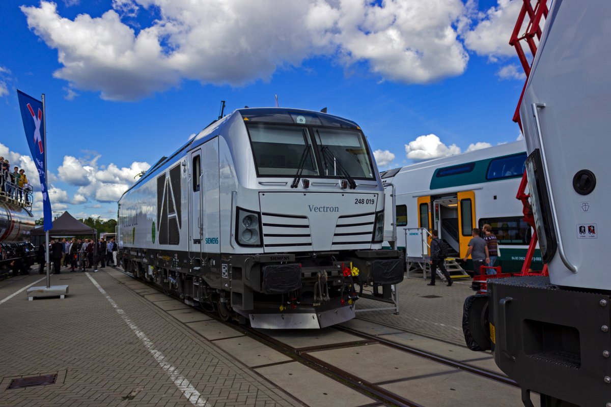 Die von Siemens entwickelten Zweikraftlokomotiven der Bauart Vectron Dual Mode haben sich inzwischen zu einer recht gefragten Bauart entwickelt und sind bei verschiedenen Unternehmen im Einsatz. Auf der InnoTrans 2022 war 2248 019 zu sehen, die als Vorf�hrlok im Bestand des Herstellers bleibt.