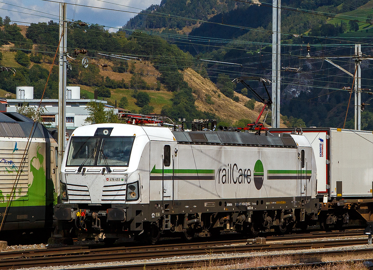 Die Siemens Vectron AC DPM (Diesel Power Modules) bzw. LM (Last Mile Diesel) Rem 476 453 „Waadt / Vaud“ (91 85 4476 453-6 CH-RLC) der railCare AG fährt am 07.09.2021 vom Simplon kommend durch Brig in Richtung Spiez. 

Die Lok wurde 2007 Siemens in München-Allach unter der Fabriknummer 22292 gebaut.

Diese topmodernen Lokomotiven weisen eine Leistung von 6.400 kW (8.700 PS) auf. Das eingebaute Diesel-Power-Modul ermöglicht das Rangieren ohne Fahrdraht. Zusätzlich sind die Vectron-Lokomotiven von Siemens mit einer Funkfernsteuerung  und einer halbautomatischen Bremsprobe ausgerüstet. Die sieben Loks der railCare AG mit Sitz in Härkingen haben die Zulassungen für Deutschland, Österreich und die Schweiz (D / A / CH) und Höchstgeschwindigkeit von160 km/h. Sie wurden 2017 bis 2018 von Siemens in München-Allach gebaut.

Die Entwicklung der Siemens Lokomotive Vectron basiert auf den Erfahrungen der erfolgreichen EuroSprinter beziehungsweise deren Weiterentwicklung Siemens ES 2007 (NMBS/SNCB-Reihe 18/19) ersetzt. Ausgereifte und bewährte Technik ist mit Flexibilität und Modularität kombiniert. Die Vectron Lokomotive ist für die vielfältigsten Verkehrsaufgaben konzipiert. Ob im nationalen oder grenzüberschreitenden Verkehr, ob im Personen- oder Güterverkehr. Es werden vier elektrische Versionen und eine dieselelektrische Version der Lokomotivplattform angeboten. Die hier gezeigten Vectron Lokomotiven sind als AC – Lokomotiven (Wechselstromlok) mit 6.400 kW Leistung) konzipiert und haben ein Diesel Power Modules (DPM) / Rangiermodul bzw. Last Mile (LM).

Die äußere Gestaltung der Vectron-Lokomotiven unterscheidet sich nur wenig von der der Siemens ES 2007; insbesondere wird das der Crashnorm entsprechende Kopfmodul bis auf einige Detailänderungen, etwa Rückblickkamera statt Seitenfenster, übernommen. Innen ist der neue Typ hingegen komplett anders aufgebaut. Der Maschinenraum besitzt im Gegensatz zur Bombardier TRAXX einen geraden Mittelgang, an dessen Seiten alle Komponenten einen festen Platz haben. In einem unter dem Boden verlaufenden Kanal verlaufen die Steuerleitungen und Druckluftrohre. Die Radsätze werden über gefederte Ritzel-Hohlwellen angetrieben.

Der Vectron unterstützt mit einer optimierten Systemauslegung und vielfältigen Funktionen für energieoptimales Abstellen. Der elektrische Vectron ermöglicht eine erhöhte elektrische Bremskraft von 240 kN. Die rückgewonnene Energie wird hocheffizient für die Versorgung von Hilfsbetrieben genutzt bzw. und wo möglich ins Netz zurückgespeist. 

Technische Daten, der Vectron AC DPM  (railCare AG)
Spurweite: 1.435 mm
Achsformel: Bo'Bo'
Länge über Puffer: 18.980 mm
Drehzapfenabstand: 9.500 mm
Achsabstand im Drehgestell: 3.000 mm
Breite: 3.012 mm
Höhe:  4.248 mm
Raddurchmesser : 1.250 mm (neu) / 1.160 mm (abgenutzt)
Gewicht:  90 t
Spannungssysteme: 15 kV, 16,7 Hz AC (Wechselstrom)
Max. Leistung am Rad:  6.400 kW 
Leistungsfaktor:  nahe 1
Höchstgeschwindigkeit: 160 km/h
Anfahrzugskraft:  300 kN
Dauerzugkraft:  250 kN
Elektrische Bremskraft: 240 kN
Leistungsdaten DPM (Diesel Power Modul):
Max. Geschwindigkeit : 40 km/h
Leistung: 180 kW (160 kW am Rad)
Kraftübertragung: Ritzelhohlwellenantrieb
Lichtraumprofil: UIC 505-1