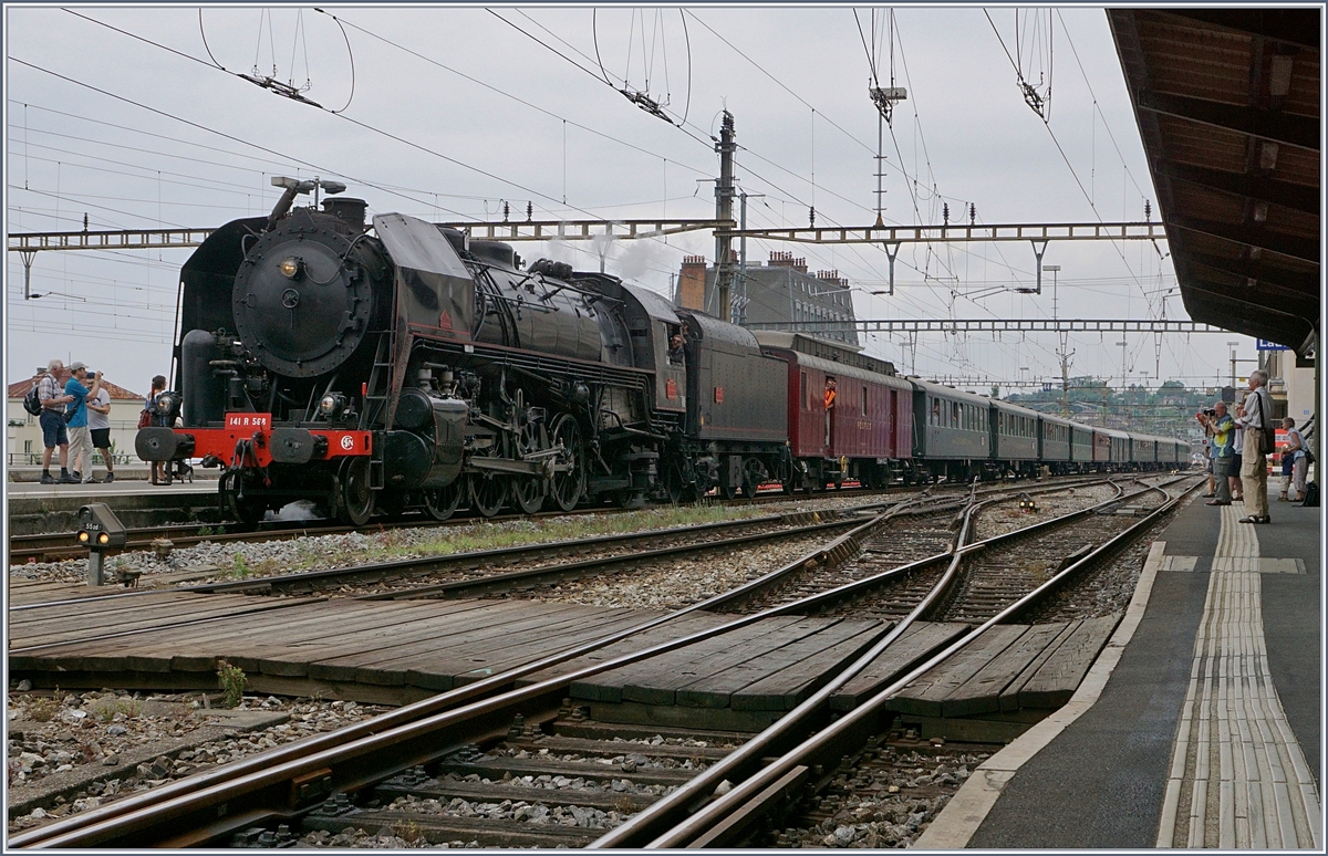 Die SNCF 141 R 568 erreicht mit ihrem stattlichen Extrazug Lausanne. Der Dampfzug befindet sich auf einer Rundfahrt die von Vallorbe über Lausanne - Fribourg - Payerne und Cossonay am Abend dann in Vallorbe enden wird.
24. Juni 2017