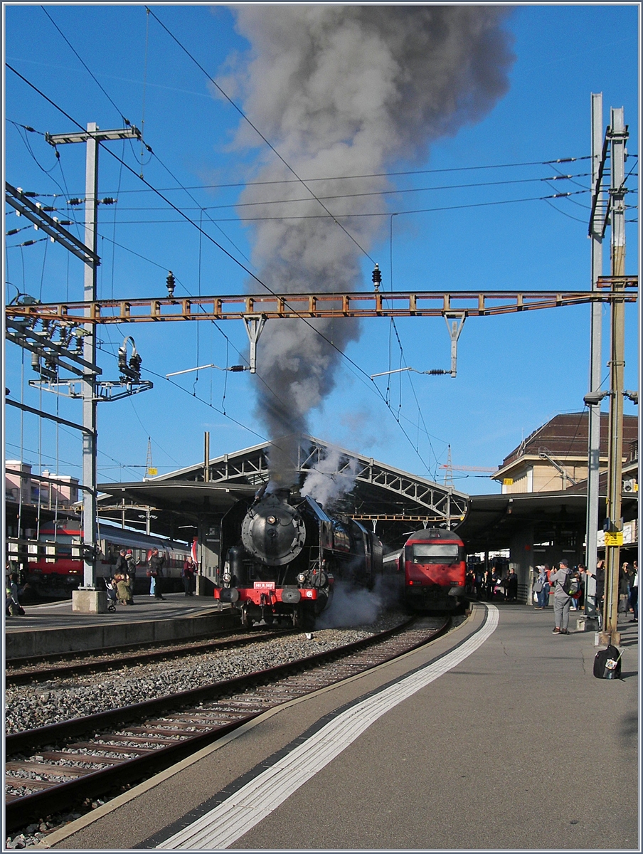 Die SNCF 141 R 568 von Vallorbe kommend, verlässt Lausanne mit ihrem langen Sonderzug Richtung Bern.
Als am Folgetag erneut eine Dampflok ( ob es die 141R 568 oder 01 202 war ist mir nicht bekannt) am Abend bei Dunkelheit erneut so kräftig Rauchte, alarmierten Anwohner im Glauben an ein Grossfeuer die Feuerwehr, die dann zu eienm Grosseinsatzt ausrückte!
28. Okt. 2017