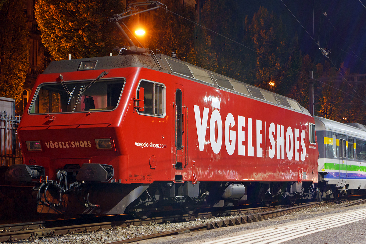 Die SOB (Südostbahn) Re 456 094-2  Herisau   (91 85 4456 094-2) im Vögele Shoes Design ist am 29.09.2012 - 3:30 Uhr  mit dem Voralpen Express in Luzern abgestellt.

Diese vierachsige normalspurige Lokomotive in Umrichtertechnik wurde1987/88 von SLM und BBC für die Bodensee-Toggenburg-Bahn (BT) gebaut, die 2001 mit der SOB fusionierte. Gelegentlich werden diese Loks auch Re 4/4 KTU bezeichnet

Technische Daten:
Spurweite: 1.435 mm (Normalspur)
‚Achsfolge: Bo' Bo'
Dauerleistung: 3.200 kW
Höchstgeschwindigkeit: 130 km/h
Gewicht:  68.0 t 
Länge über Puffer: 16.600 mm
Kleinster befahrb. Gleisbogen: R 150 m
