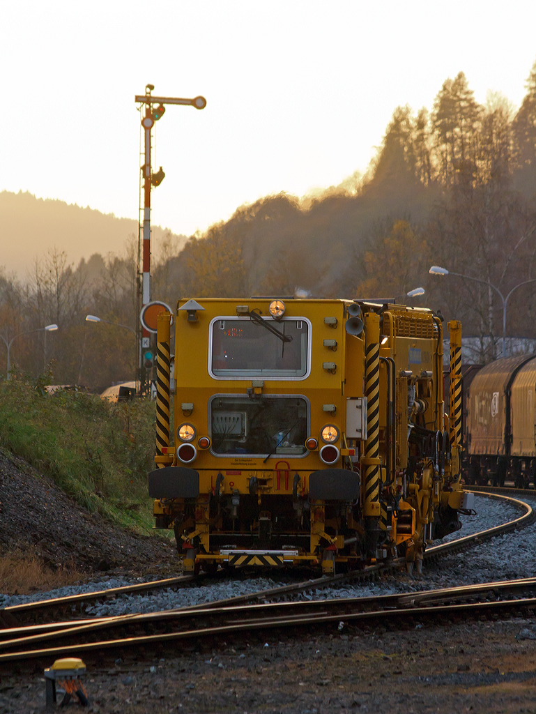 
Die Sonne geht so langsam unter, doch es wird noch gestopft auf dem Hauptgleis vom Rangierbahnhof der KSW Kreisbahn Siegen-Wittgenstein (ehem. Freien Grunder Eisenbahn AG) in Herdorf (10.11.2014). 
Im Einsatz ist die Plasser & Theurer Zweiwegestopfmaschine Typ Plassermatic 08-275/4 ZW-Y (Schweres Nebenfahrzeug Nr. 99 80 9824 001-8 D-WG) der WALTER GASTHAUS Gleis- und Tiefbau GmbH & Co. KG aus Duisburg (SRR Rhein-Ruhr).
