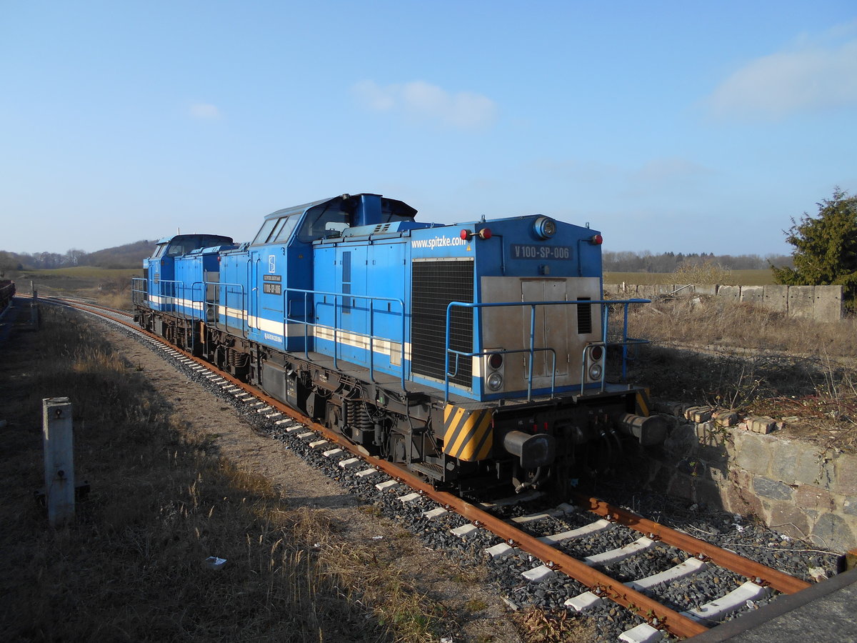 Die Spitzke V100-SP-006 und V100-SP-010 standen,am 17.Februar 2019,an der Rampe,in Mllenhagen.