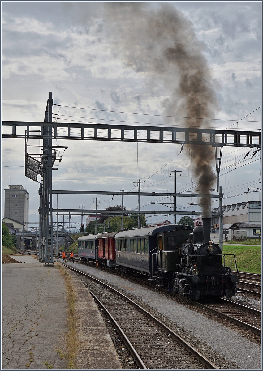 Die ST E 3/3 N° 5 hat im Güterbahnhofareal seinen Zug umfahren und wartet nun auf die Fahrt an den Bahnstieg in Sursee. 
27. Aug. 2017