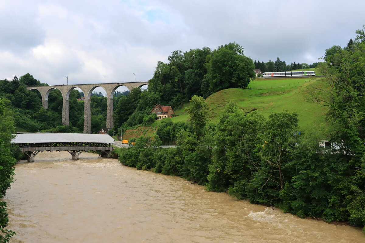 Die St.Galler S-Bahn Linie S9 (Wil - Wattwil): GTW 2/6 749 nhert sich der Gonzenbachbrcke bei Ltisburg. 9.Juli 2021