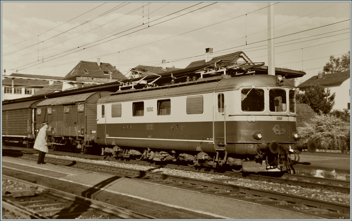 Die S/W Variante der Re 4/4 I 10050.
(Wobei ich mich bzw. euch frage, ob es Sinn macht, TEE-Farben Loks in S/W zu zeigen?) 
Lengnau, den 17. Juli 1984