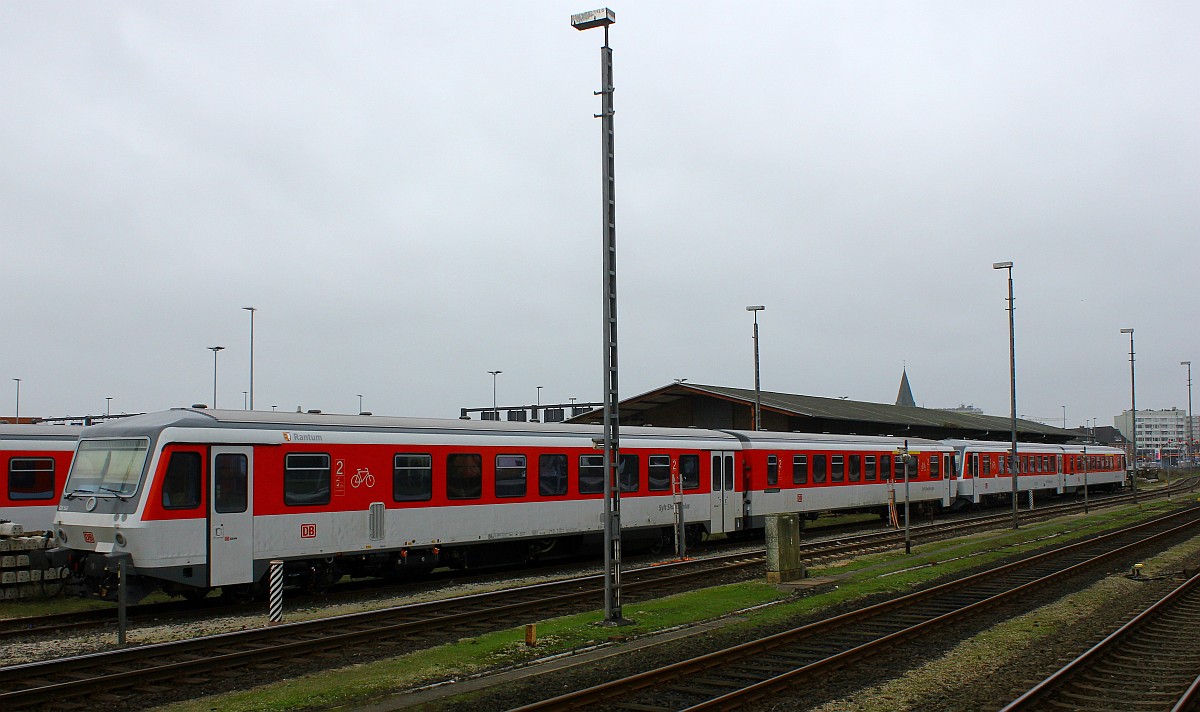 Die SyltShuttlePlus Familie ist vollzählig: VT 628/928 540  Rantum  abgestellt am Bhf Westerland/Sylt. 06.12.2015