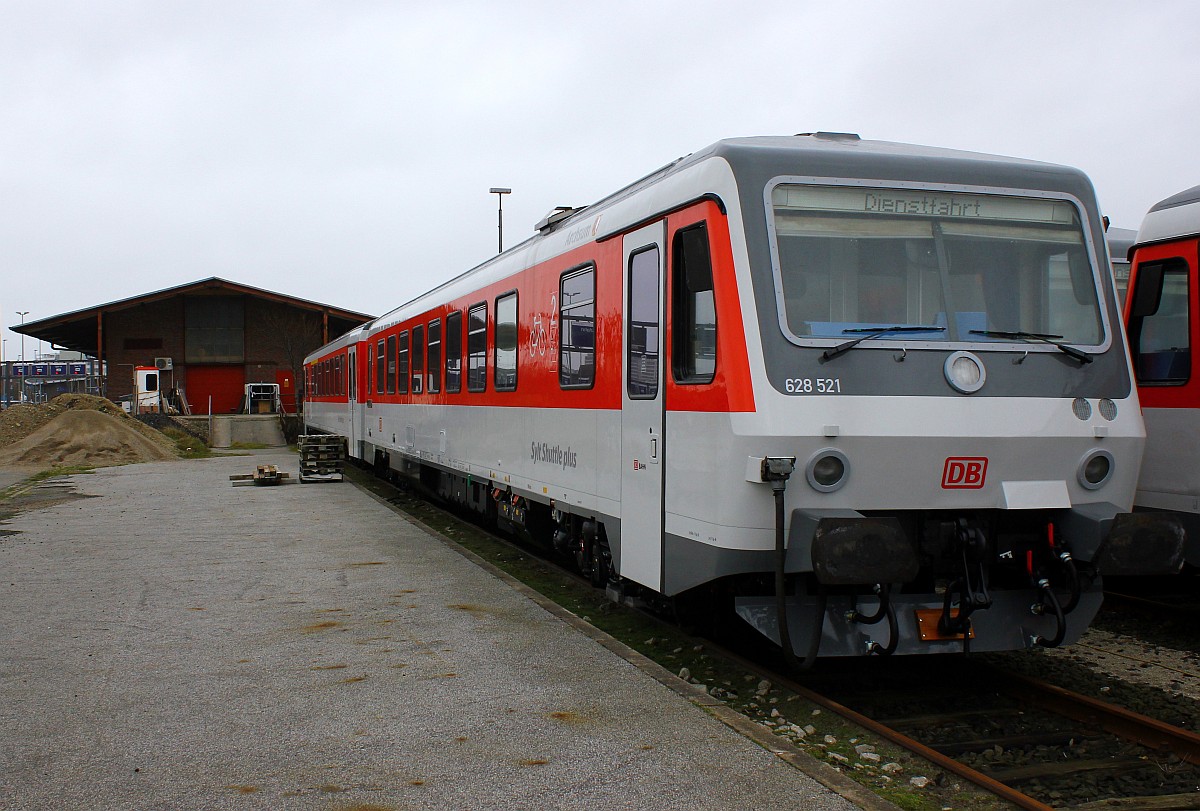 Die SyltShuttlePlus Familie ist vollzählig: VT 628/928 521  Archsum  abgestellt an der LKW Verladung in Westerland auf Sylt. 06.12.2015