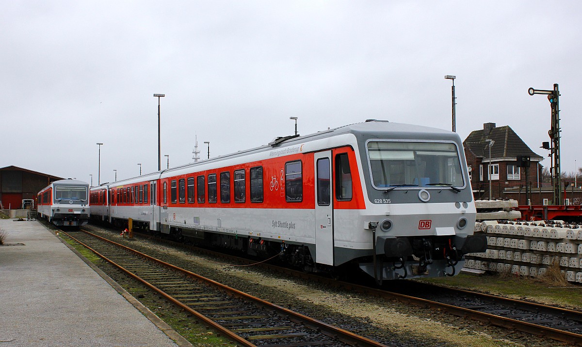 Die SyltShuttlePlus Familie ist vollzählig: VT 628/928 535  Wenningstedt-Braderup  abgestellt an der LKW Verladung in Westerland auf Sylt. 06.12.2015