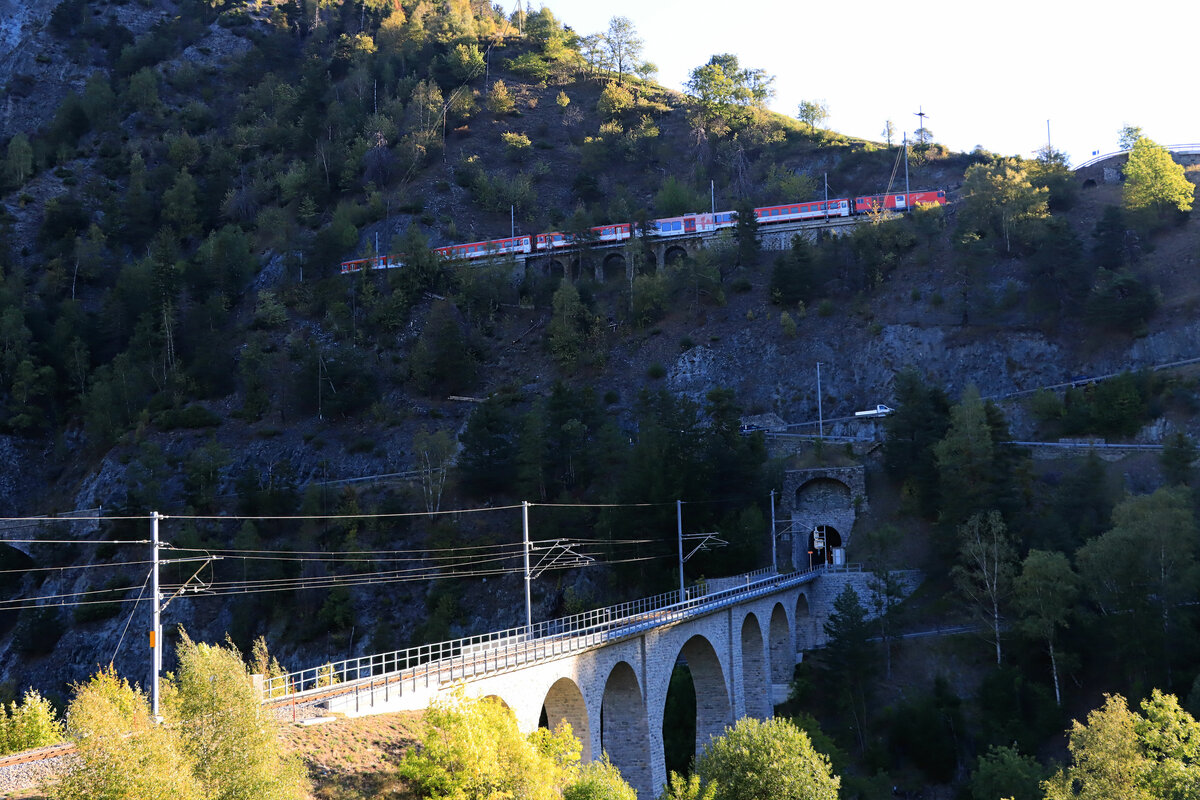 Die Talstufe von Grengiols MGB: Ein von der Deh4/4 92 geschobener Zug fährt hoch oben abwärts in den Kehrtunnel. 21.September 2022  