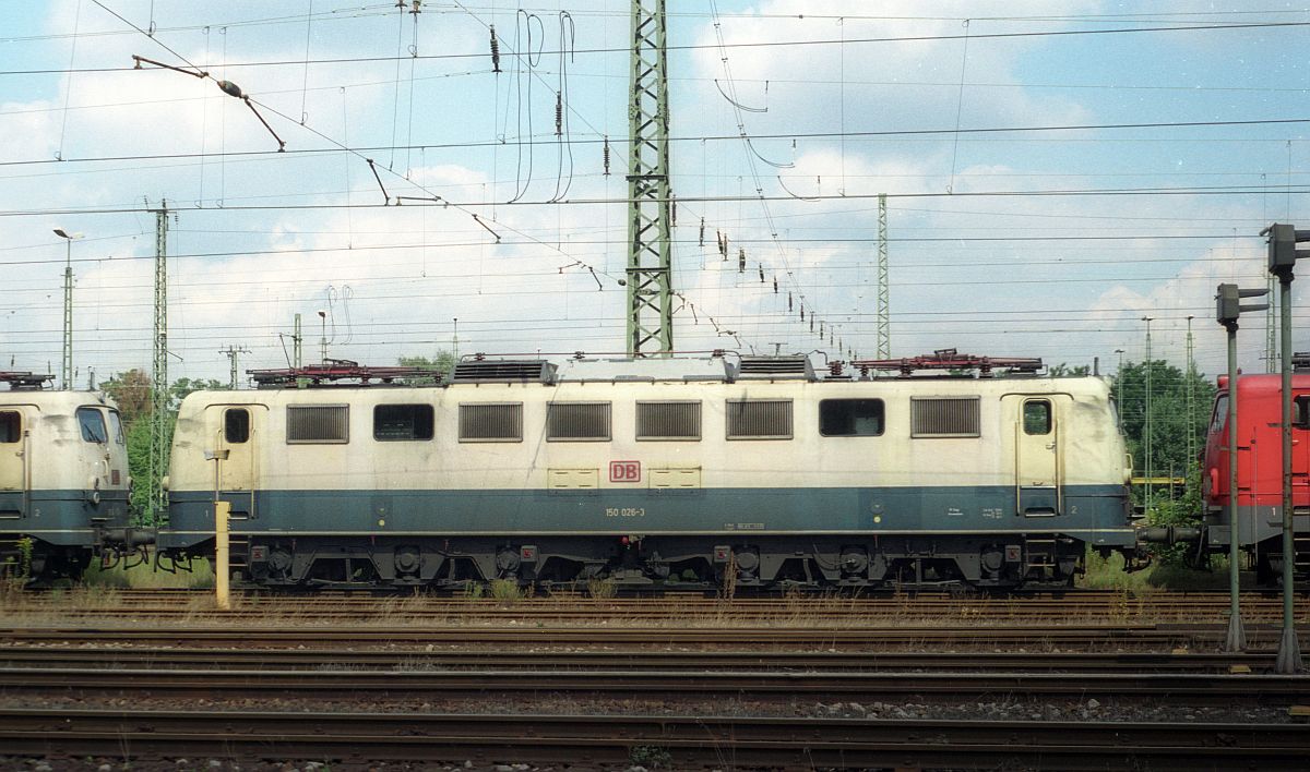 Die türkis-beige DB E 50 026 / 150 026-3 wartet in Karlsruhe Gbf auf ihre Rückleistung 11.08.2001 