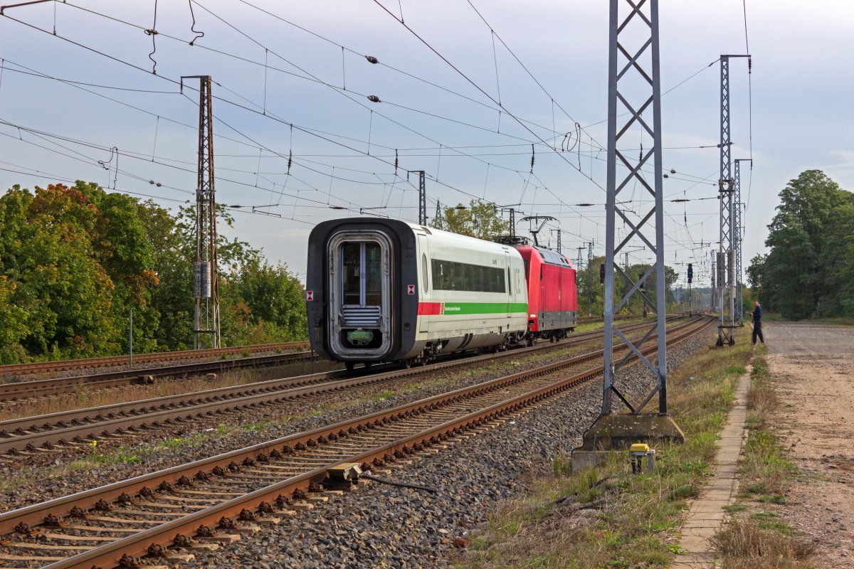 Die �berf�hrung des Steuerwagens 808 035 erlaubte den Blick auf den �bergang und die Kupplung des Wagens, die naturgem�� normalerweise nicht zu sehen sind.