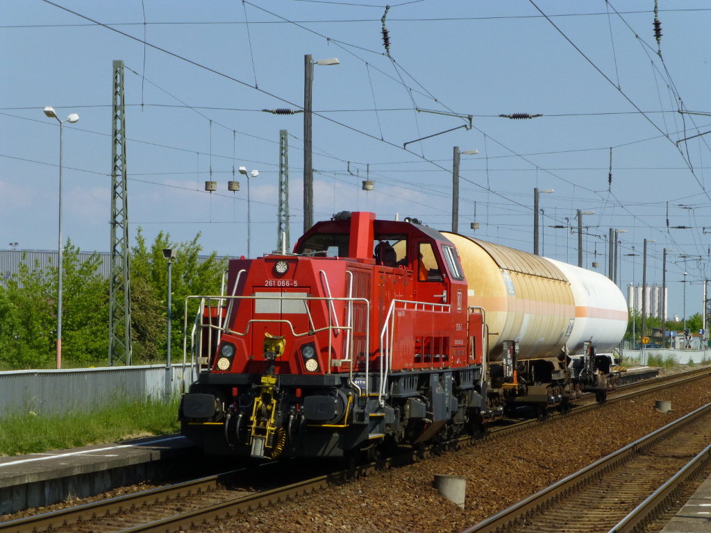 Die Übergabe aus Großrudestedt, hier mit 261 066, verkehrt planmäßig eigentlich gar nicht freitags, aber wegen des vorzeitig beendeten Streiks der GDL scheint die Planung wohl ein wenig abgeändert worden zu sein. Erfurt Ost, 22.5.15.