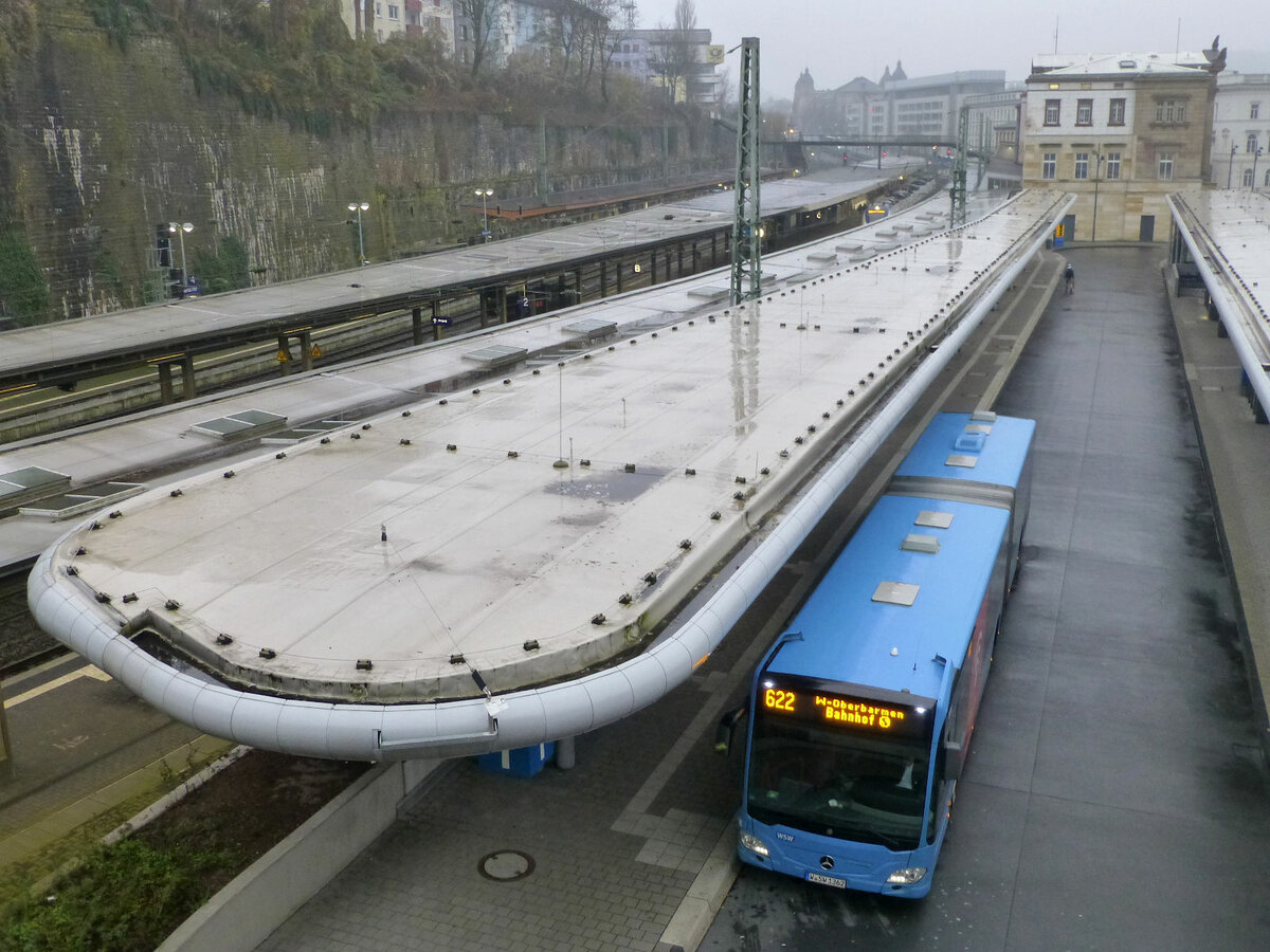 Die vorderste Position am Bussteig 1 des neuen Busbahnhofs Döppersberg ist für die Busse der Linien 612 und 622 reserviert. Am trüben 6. Dezember 2020 wartet WSW-Bus 1362 als 622 auf die Abfahrt.