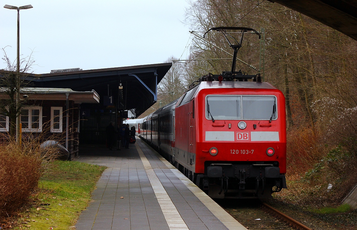 Die vorher gezeigte 101 war die Zuglok des LPF 78082 und die 120 103-7 wurde am Zugschluss mitgeführt, hier in Flensburg teilt man den Zug und die BR 120 verlässt keine 10 min später als IC 1981 nach München mit ihrem Wagenpark Flensburg. 06.03.2015