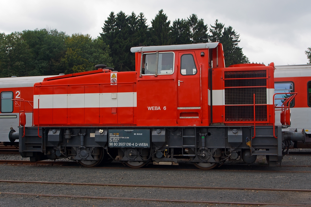 Die WEBA 6 (98 80 3507 016-4 D-WEBA) eine Krauss Maffei M 700 C der Westerwaldbahn, anlsslich der 100 Jahr Feier der Westerwaldbahn mit Tag der offenen Tr, ausgestellt am 31.08.2013 auf dem Betriebshofgelnde der Westerwaldbahn in Bindweide.

Diese Lok war die erste von Krauss Maffei gebaute M 700 C, sie wurde 1968 unter der Fabriknummer 19454 als Vorfhrlok gebaut. 1969 wurde sie an Hoesch Bergbau AG, Verbundbergwerk Emil-Fritz in Essen-Altenessen als   M 6  verkauft, 1970 ging das Bergwerk Ruhrkohle AG ein und die Lok wurde RAG V 355 umgezeichnet, und 1981 Umzeichnung in RAG 530. 1998 wurde sie dann an OnRail, Mettmann verkauft die sie dann wiederum im Jahr 2000 an die WEBA verkaufte. Heute steht sie eigentlich stndig bei der Fa. Schtz in Selters, soll an die Firma verkauft sein und ist eingestellt bei der WEBA.

Technische Daten:
Achsfolge: C
Lnge ber Puffer: 9.440 mm
Leistung:  700 PS
Antrieb: Dieselhydraulisch
Hchstgeschwindigkeit:  38 km/h
Dienstgewicht:  60 t
kleinster Kurvenradius:  60 m
