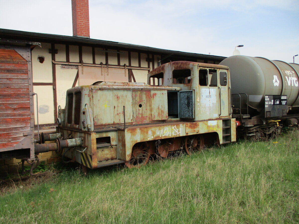 Die Werklok Nr.11 steht im stillgelegten Bahnhof Vacha,Aufnahme am 29.April 2022.