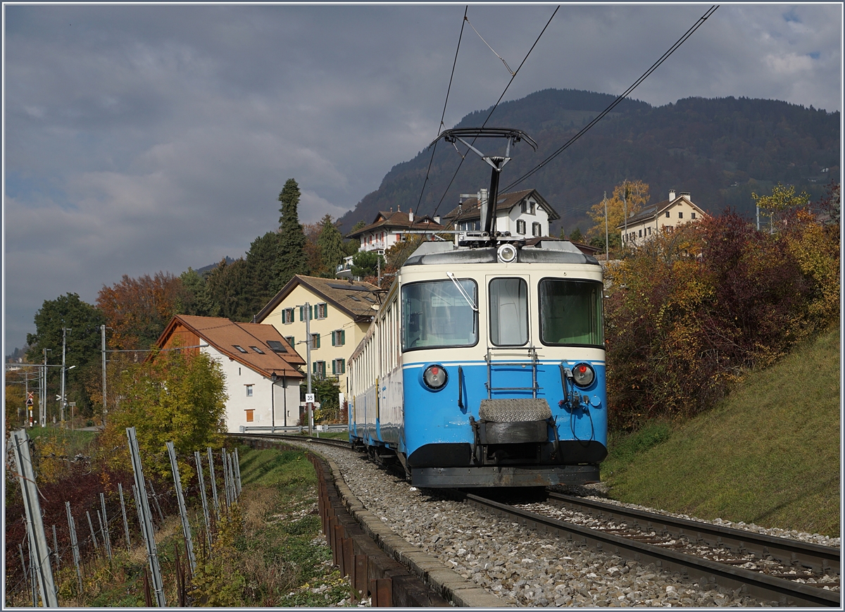 Die Zeit der formschönen und lange Jahre typischen ABDe 8/8 bei der MOB neigt sich unwiederbringlich dem Ende entgegen, und es könnte bereits der letzte Herbst für diese Züge sein; Grund genug sie nochmals bildlich festzuhalten, besonders, da gerade zur Verkehrszeit des ABDe 8/8 4002 VAUD am Mittag für eineinhalb Stunden die Sonne schien.
Die Bilder entstanden bei Planchamp und zeigen den ABDe 8/8 im Mittäglichen Regionalzugumlauf von Montreux nach Chernex und zurück (mit den Leermaterialfahren drei Hin- und Rückfahrten) zur Ergänzung des nach Les Avants (und zurück) eingesetzten ABeh 2/6.
6. Nov. 2018