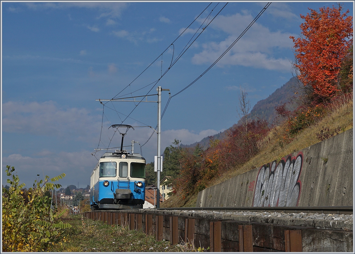 Die Zeit der formschönen und lange Jahre typischen ABDe 8/8 bei der MOB neigt sich unwiederbringlich dem Ende entgegen, und es könnte bereits der letzte Herbst für diese Züge sein; Grund genug sie nochmals bildlich festzuhalten, besonders, da gerade zur Verkehrszeit des ABDe 8/8 4002 VAUD am Mittag für eineinhalb Stunden die Sonne schien.
Die Bilder entstanden bei Planchamp und zeigen den ABDe 8/8 im Mittäglichen Regionalzugumlauf von Montreux nach Chernex und zurück (mit den Leermaterialfahren drei Hin- und Rückfahrten) zur Ergänzung des nach Les Avants (und zurück) eingesetzten ABeh 2/6.
6. Nov. 2018