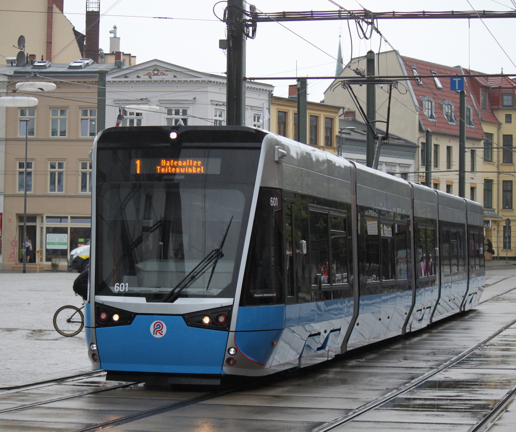 Die Zukunft hat begonnen 6N2 im Linieneinsatz 6N2-Wagen(601)als Linie 1 von Rostock-Rgener Str.nach Rostock-Hafenallee stand am Nachmittag des 30.07.2014 am Doberaner Platz in Rostock. 