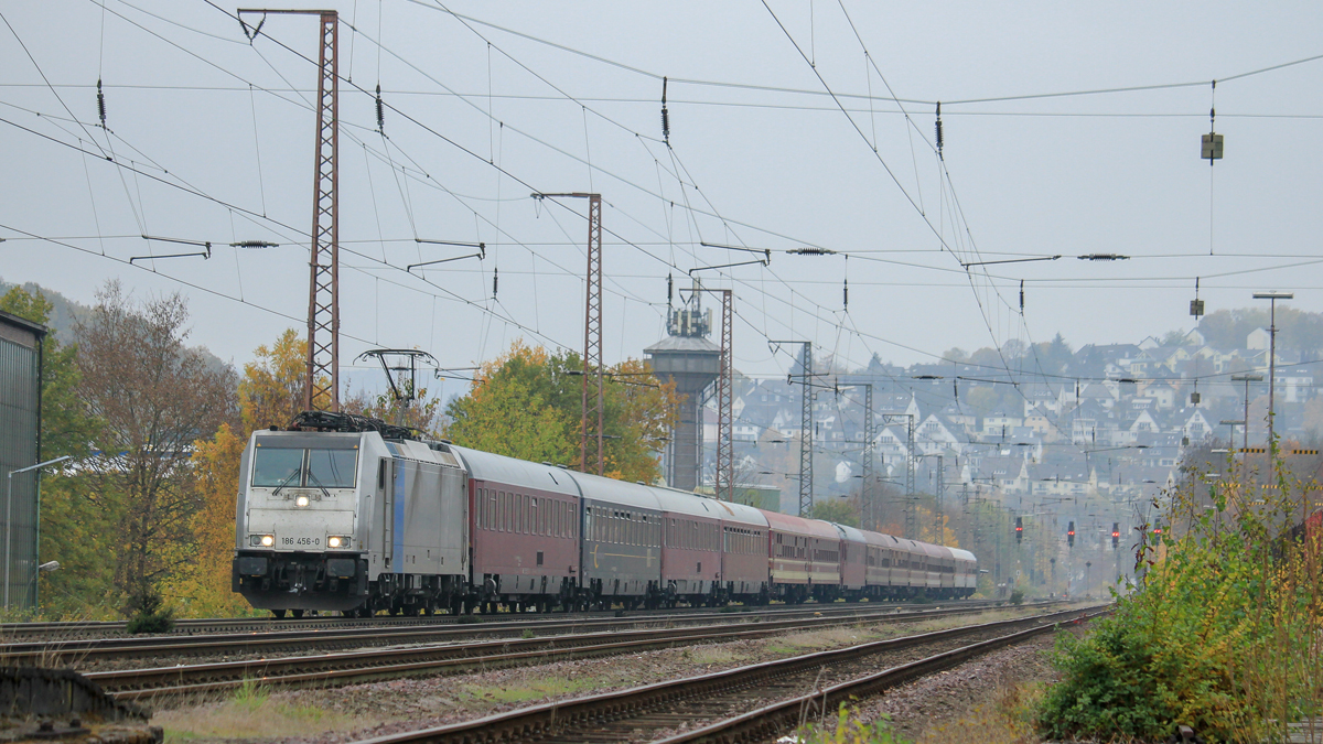 Die zur Zeit an KombiRail Europe B.V. vermietete Railpool 186 456 (91 80 6186 456-0 D-Rpool) durchfährt am 04.11.2018 mit einem Eishockey-Sonderzug von Hagen nach Nürnberg Siegen Ost in Richtung Dillenburg.

Die eigentlich angestrebte Fotostelle an der Ladestrasse war leider vollständig durch KSW-Wagenmaterial zugefahren, somit musste diese Stelle aushelfen.