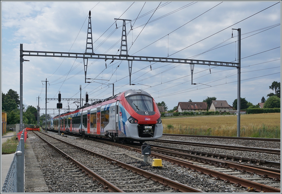 Die zwei SNCF Régiolis tricourant M31549 und 31509 verlassen Coppet in Richtung Genève. 

28. Juni 2021