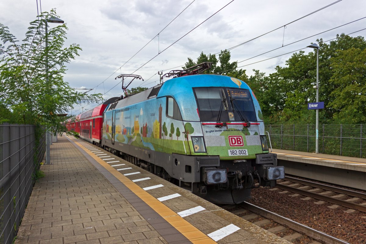 Die zweite Cottbuser Werbelok der Baureihe 182 ist 182 002, die fr Sehenswrdigkeiten entlang ihrer Stammstrecke wirbt. Am 28.08.2020 legt die Lok einen kurzen Zwischenstopp in Erkner ein.