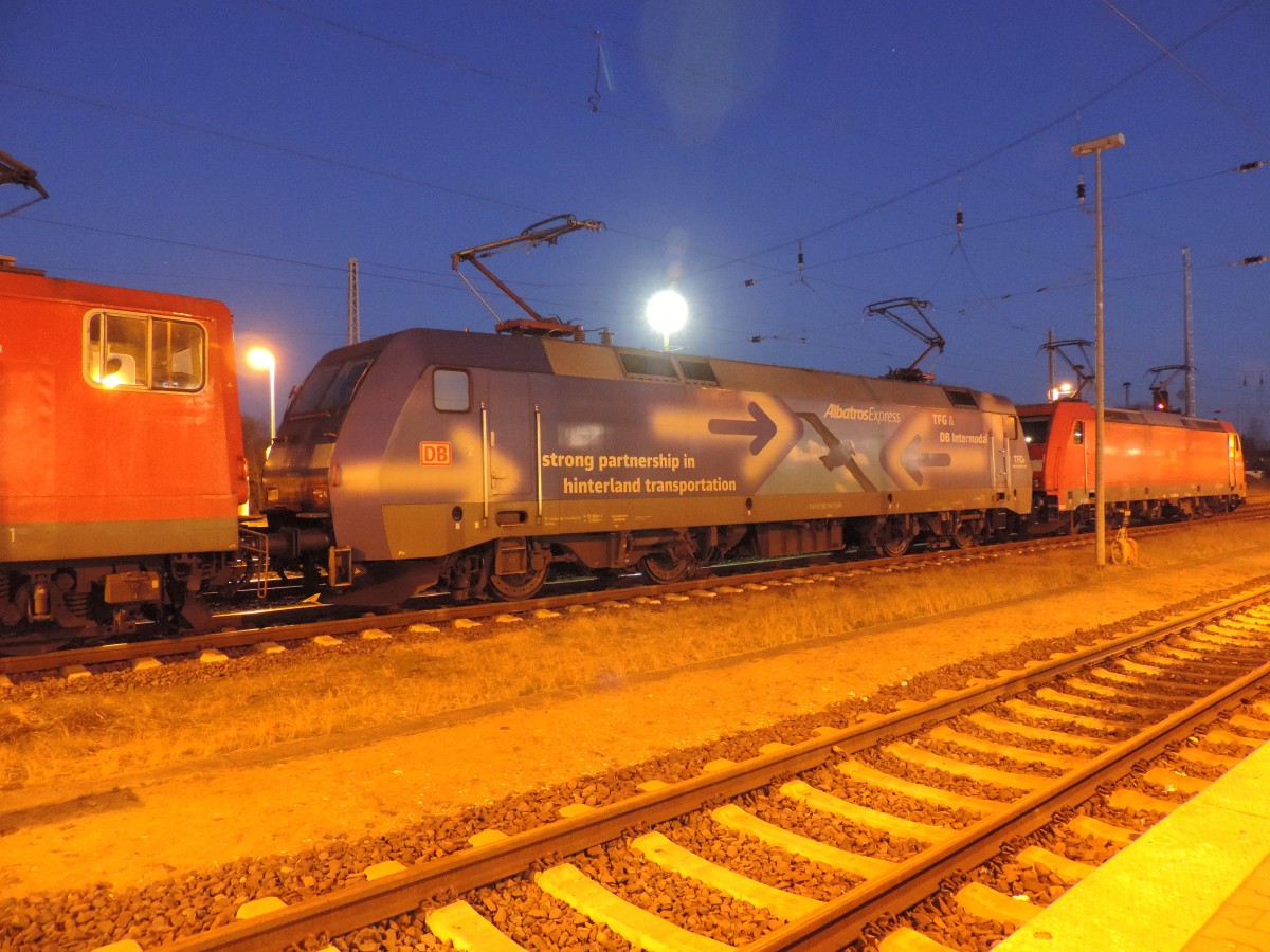 Diese Werbe 152 134 stand am 06.01.2016 im Bahnhof Wismar