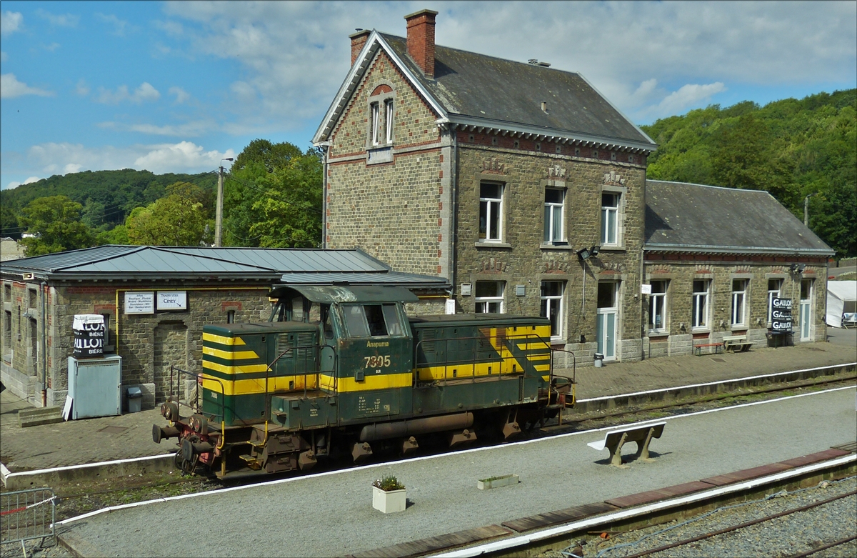 Diesellok 7305 vor dem Museums Bahnhofsgebäude von Spontin (PFT), wartet auf den Befehl, die vorrausgefahrenen Fotozüge vom Streckenende zusammengekoppelt an den Anfang der Strecke zurück zu ziehen 