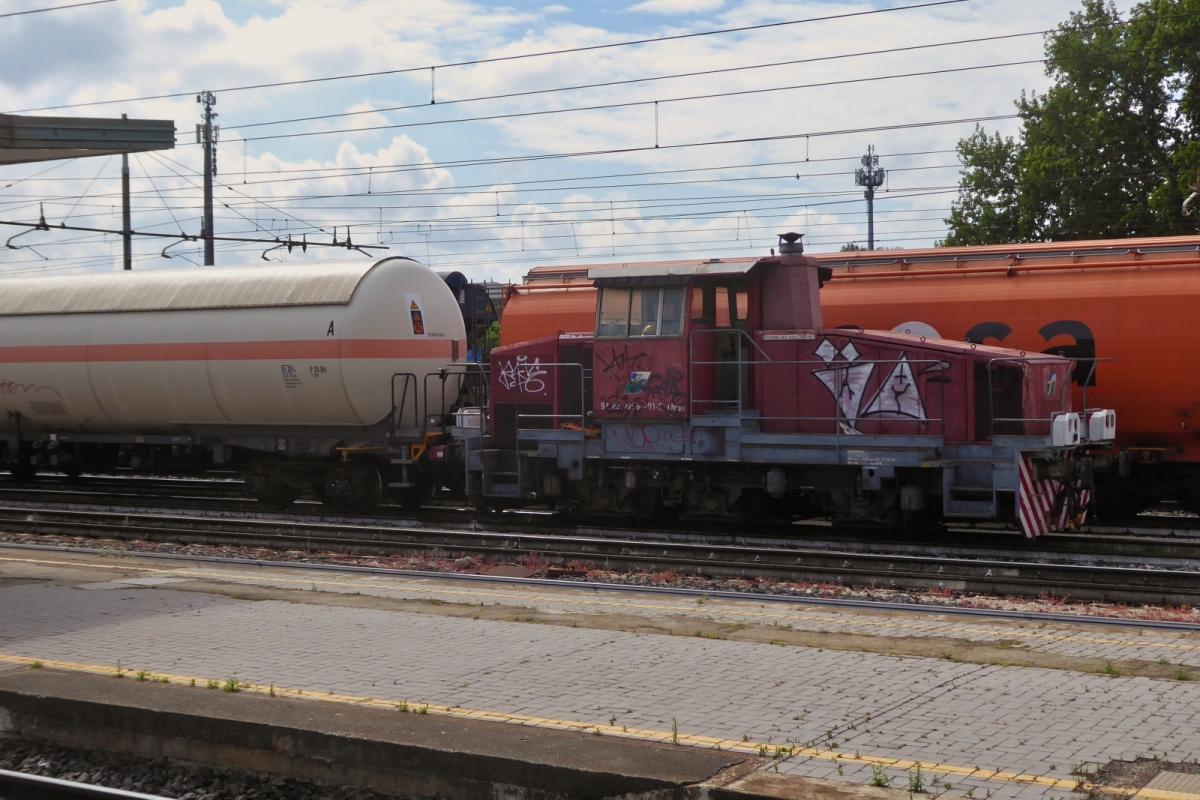 Diesellok D 255 2001, zieht 4 Kesselwagen aus dem Abstellberich vom Bahnhof Ferrara. 05.2025